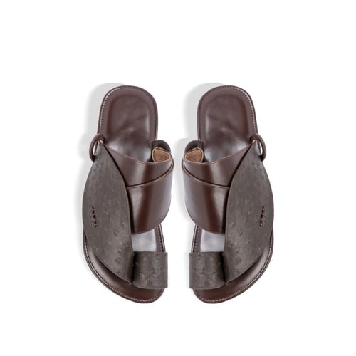 حذاء شرقي بني نقشة النعام