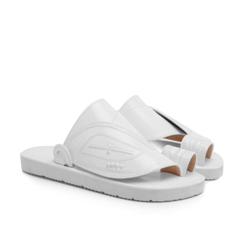 حذاء شرقي أبيض تطريز عين