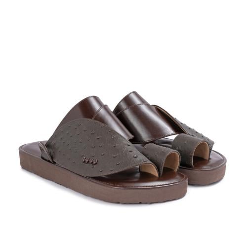 حذاء شرقي بني نقشة النعام