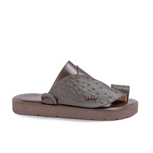 حذاء شرقي بني نقشة النعام