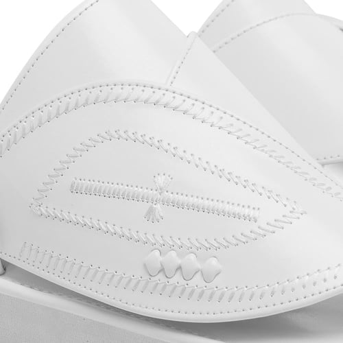 حذاء شرقي أبيض تطريز عين