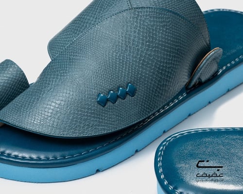 حذاء شرقي سماوي نقشة الثعبان