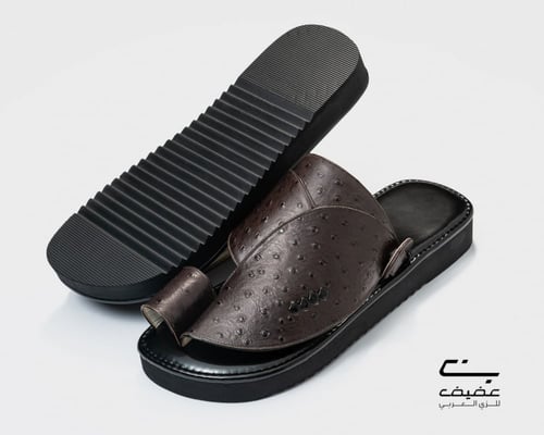 حذاء شرقي بني نقشة النعام