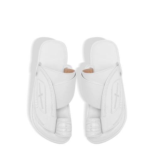 حذاء شرقي أبيض تطريز عين