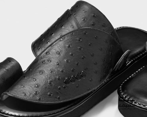 حذاء شرقي أسود نقشة النعام