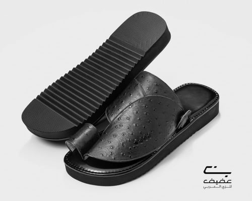 حذاء شرقي أسود نقشة النعام