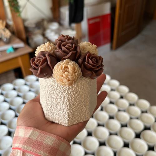 شمعة مع فواحات ورد