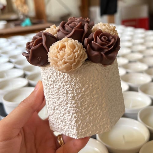 شمعة مع فواحات ورد