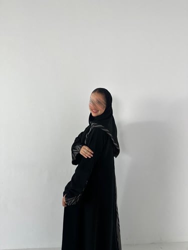 VR44 BLACK ABAYA WITH SILVER BLACK FUISON