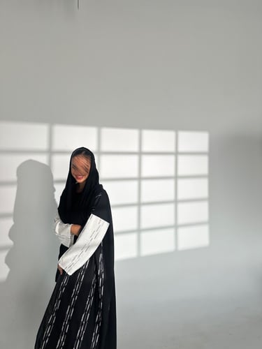 VR14 BLACK& OFF WHITE