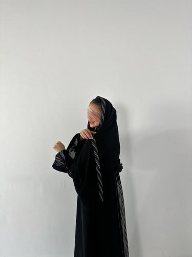 VR44 BLACK ABAYA WITH SILVER BLACK FUISON