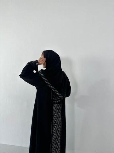 VR44 BLACK ABAYA WITH SILVER BLACK FUISON