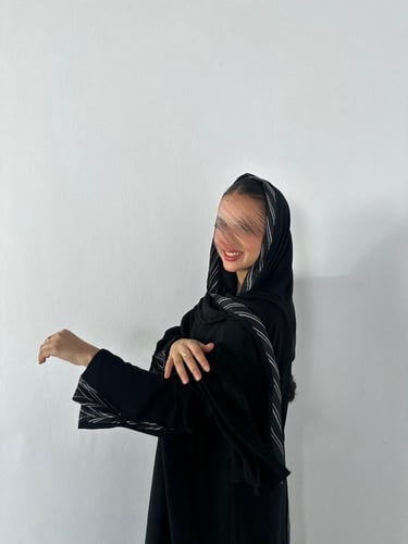 VR44 BLACK ABAYA WITH SILVER BLACK FUISON
