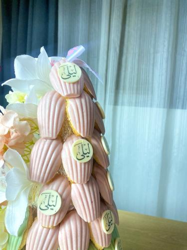 هرم المادلين مع اللوقو