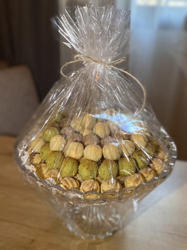 صينية زجاج بتعبئة ٢ كيلو مشكل