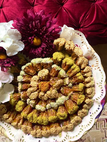 سلة خزف تحتوي على كيلو وربع تمر محشي