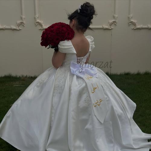 فستان مناسبات بالدانتيل بالجوانب