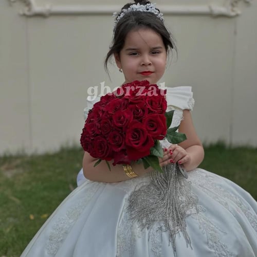 فستان مناسبات بالدانتيل بالجوانب