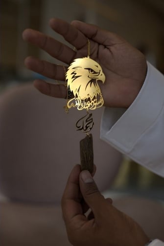 تعليقة صقر مع كسرة العود حسب الطلب