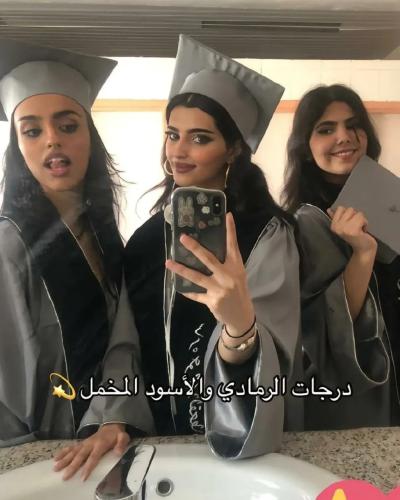 عبايات تخرج 2025