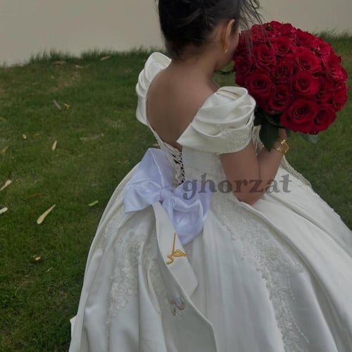 فستان مناسبات بالدانتيل بالجوانب