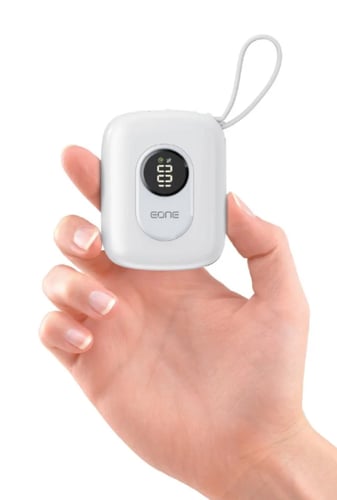 باور بنك EONE أصغر من بطاقة الصراف وشاشة رقمية