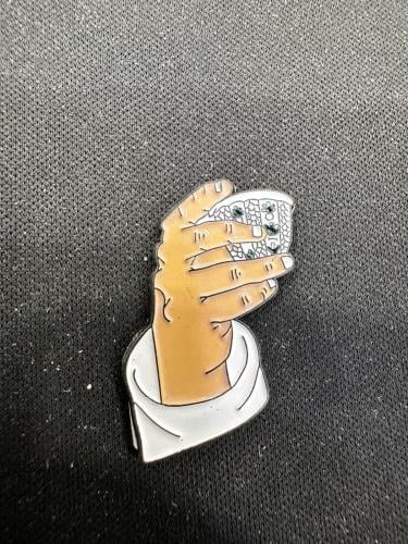 ملصق يد تحمل كوب قهوة