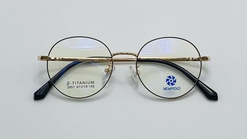 نظاره طبية دائرية من التيتانيوم اللون ذهبي أسود رق...