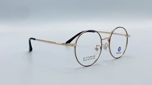 نظاره طبية دائرية من التيتانيوم اللون ذهبي أسود رق...