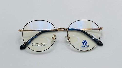 نظاره طبية دائرية من التيتانيوم اللون ذهبي أسود رق...