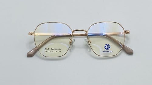 نظاره طبية هندسية من التيتانيوم اللون ذهبي رقم الم...