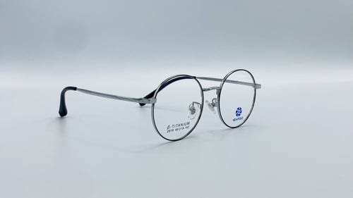 نظاره طبية دائرية من التيتانيوم اللون فضي رقم المو...