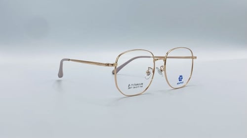 نظاره طبية هندسية من التيتانيوم اللون ذهبي رقم الم...