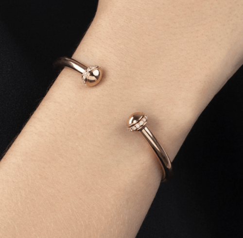 بياجيه | Possession open | Large