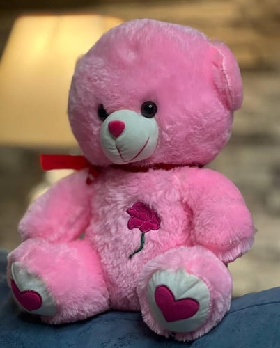 دبٌّدوب أنيقٌ مع وردةٍ وربطة عنق! بحجم 40 سم