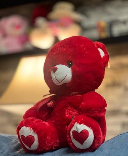 دبٌّدوب أنيقٌ مع وردةٍ وربطة عنق! بحجم 40 سم