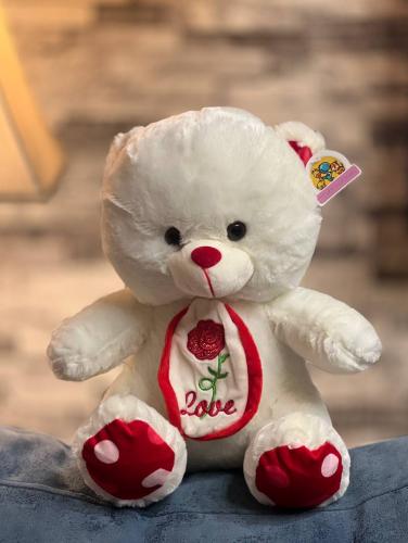 دبٌّ رقيق يحمل وردة الحب بحجم 30 سم