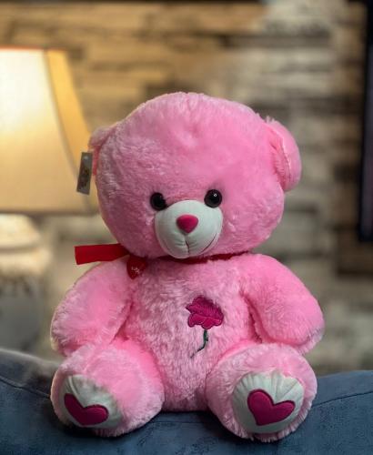 دبٌّدوب أنيقٌ مع وردةٍ وربطة عنق! بحجم 40 سم