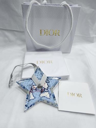 تعليقة حجر dior