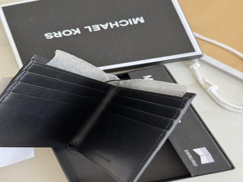 محفظة رجالي بني MK