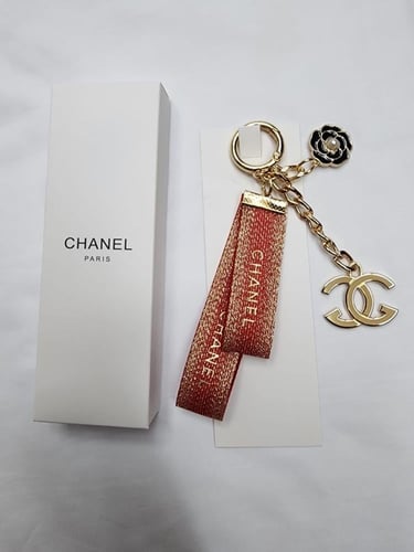 ميدالية chanel