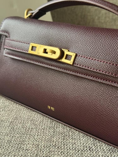 شنطة عنابي JW PEI