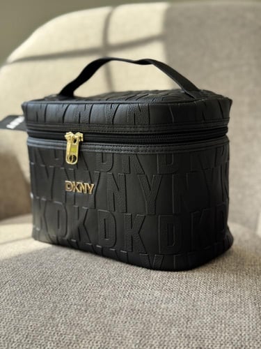 شنطة ميك أب أو عطور dkny