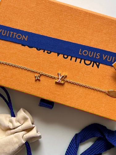 اسوارة LV ذهبي