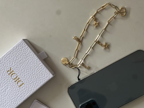 تعليقة للجوال dior