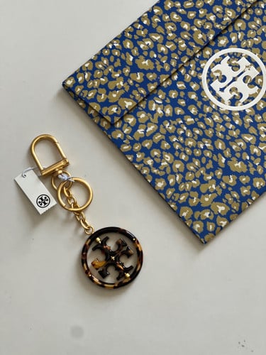 ميدالية tory burch للشنط او المفاتيح