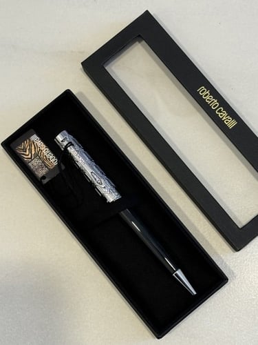 قلم roberto cavalli
