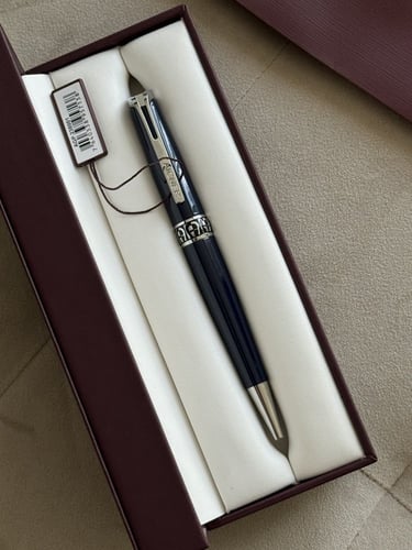 قلم كحلي Aigner