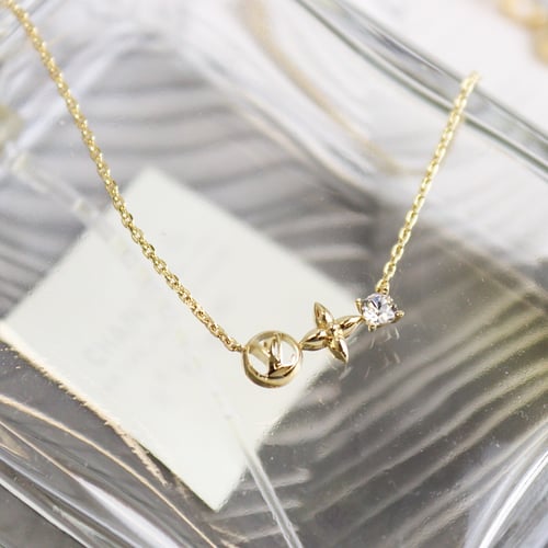 اسوارة LV ذهبي