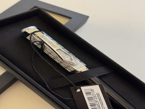 قلم roberto cavalli